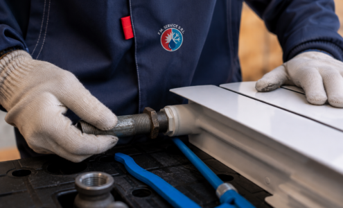 Tecnico FM Service durante realizzazione impianto idraulico